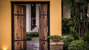 A wooden door with a metal handle and a small light on the wall. - Maryo Resort Chiangrai (Chiang Rai)