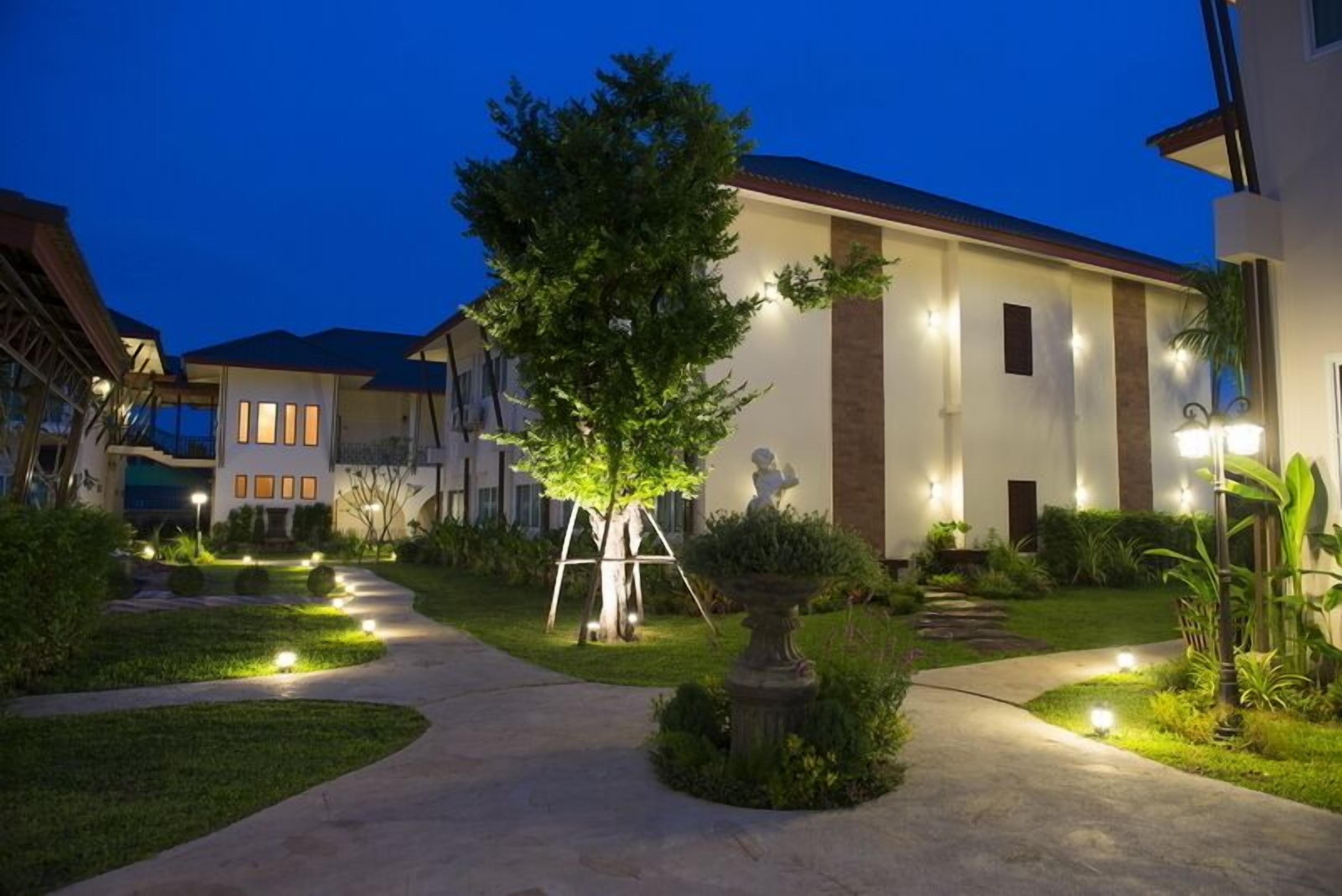 住宿正面 - 傍晚/夜晚