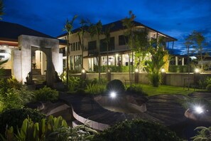 Fachada del alojamiento - Noche