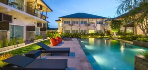 室外游泳池，08:00 至 20:00 开放，日光浴躺椅