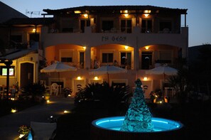 Fassade der Unterkunft – Abend/Nacht