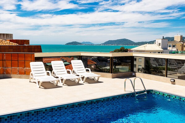 2 outdoor pools, open 10:00 AM to 10:00 PM, sun loungers - Hotel Ilhasul (Florianópolis)