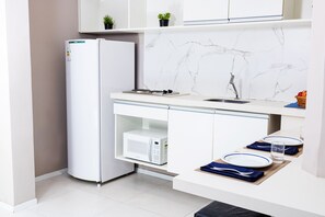 Fridge, microwave, stovetop, cookware/dishes/utensils - Hotel Ilhasul (Florianópolis)