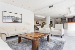 Coin salon dans le hall