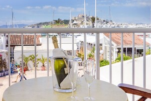 Caja de seguridad en la habitación y escritorio 