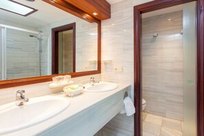 Bathtub, free toiletries, hair dryer, bidet - Anchorage (Ibiza Town)