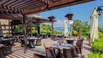 2 restaurants, breakfast, lunch, dinner served; international cuisine