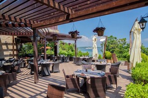 2 restaurants, breakfast, lunch, dinner served; international cuisine - Saint Thomas Holiday Village (Sozopol)
