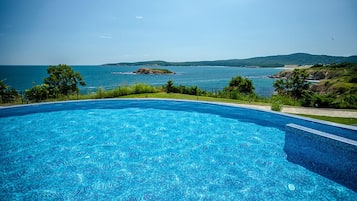 Innenpool, 2 Außenpools, Sonnenschirme, Liegestühle