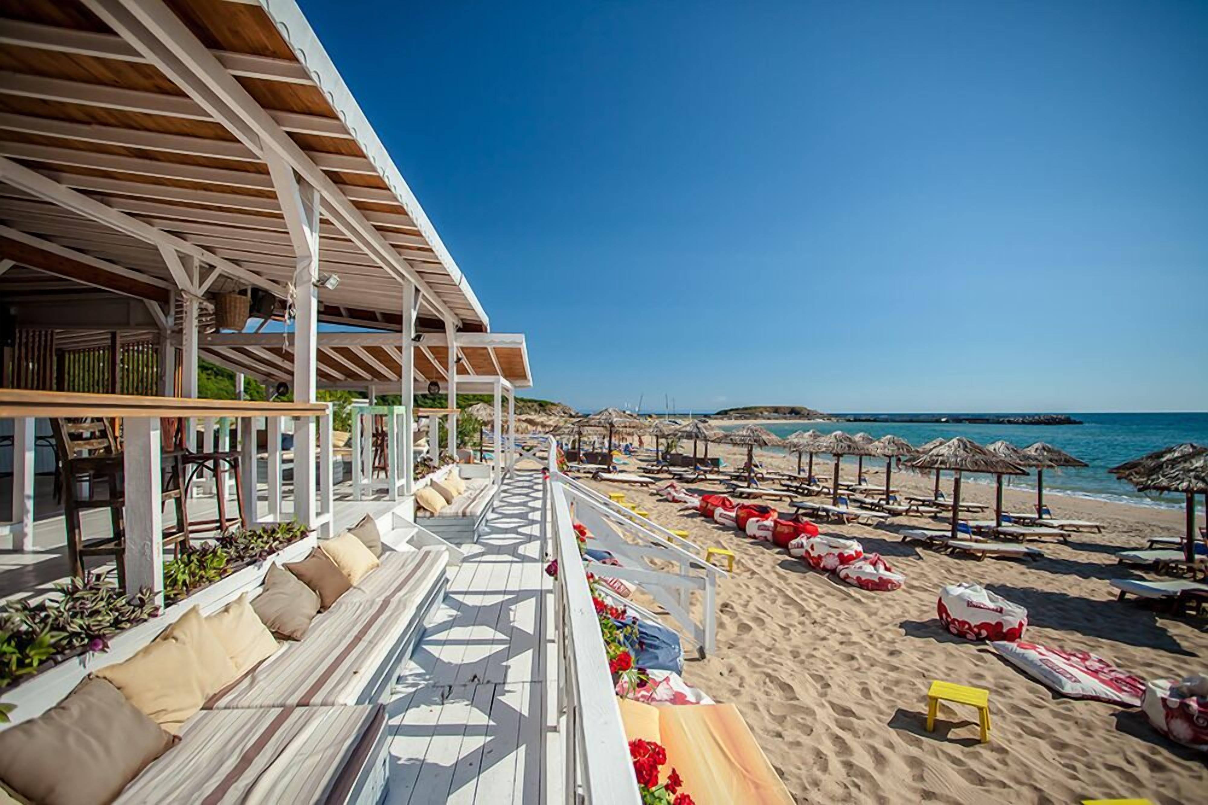 Plage, chaises longues, parasols, serviettes de plage