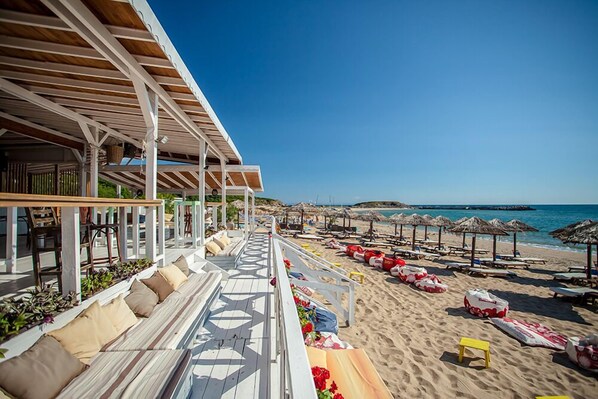 On the beach, sun-loungers, beach umbrellas, beach towels - Saint Thomas Holiday Village (Sozopol)
