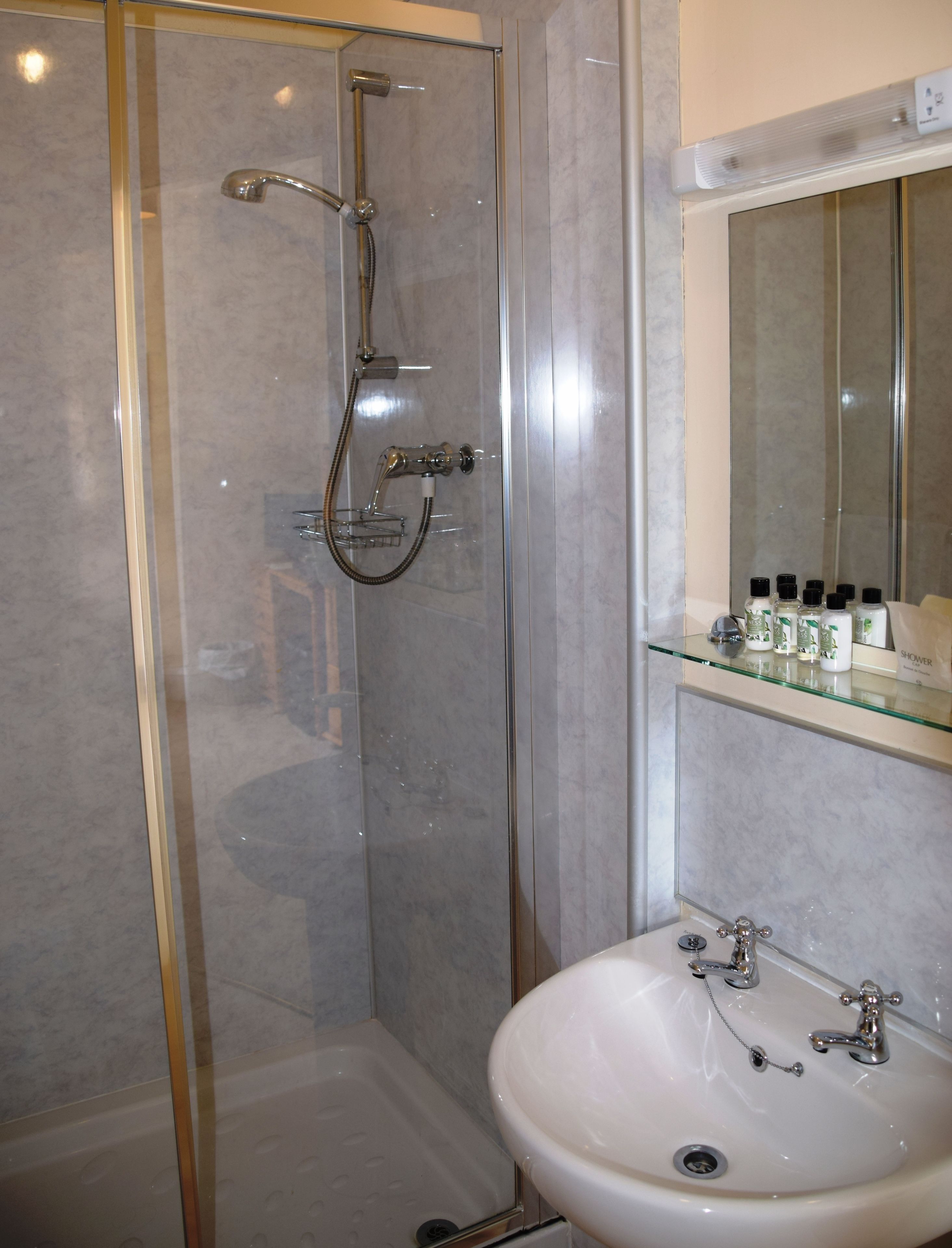 single room | bathroom | free toiletries, hair dryer, towels
