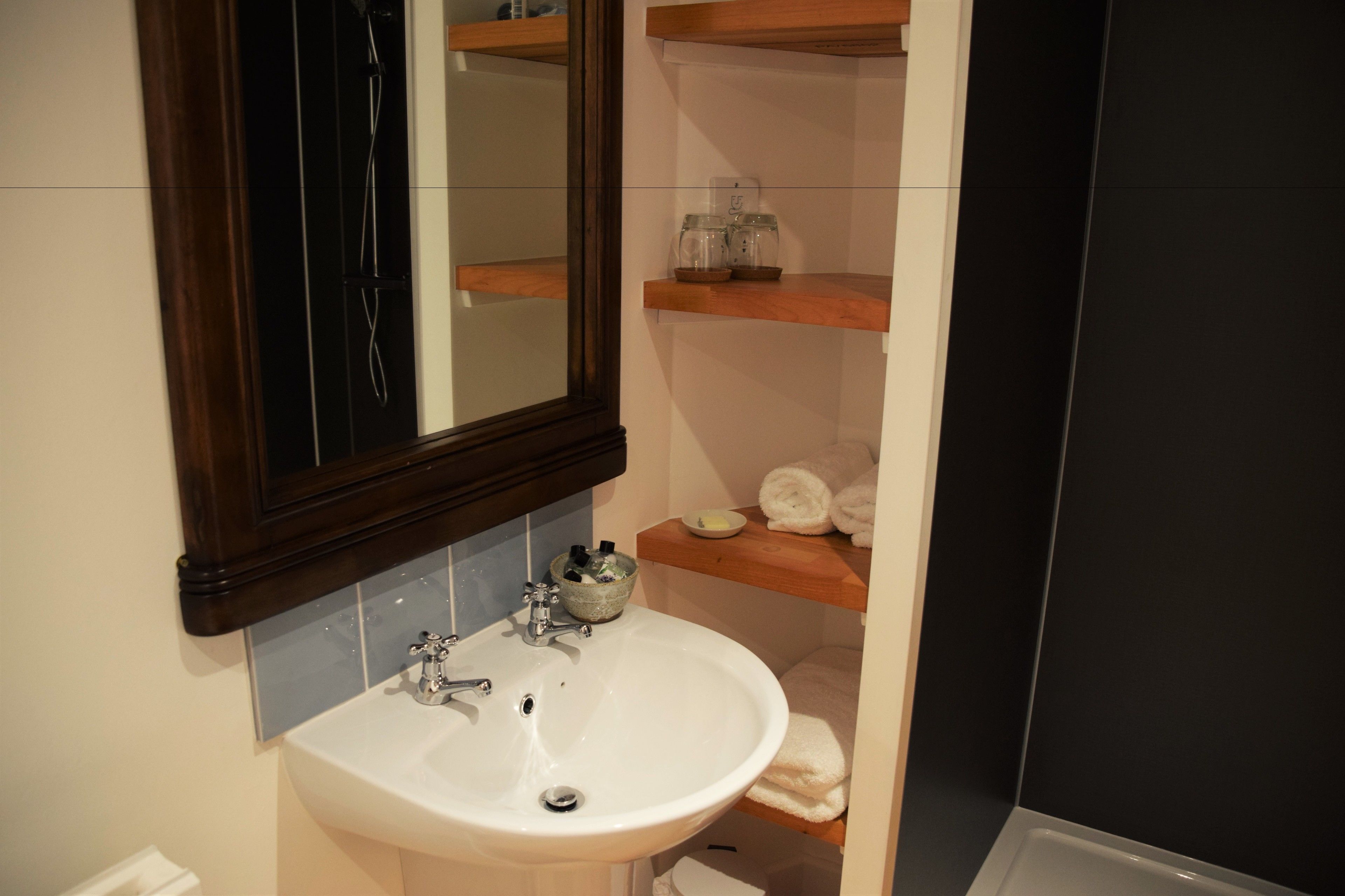 standard double room, 1 king bed | bathroom sink