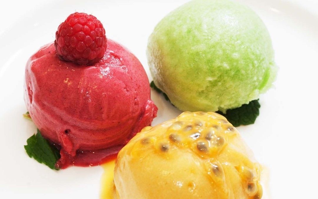 Tres postres diferentes sobre un plato blanco.