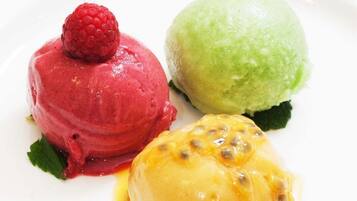 Tres postres diferentes sobre un plato blanco.