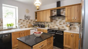 Villa, 4 habitaciones | Área de sala de estar | Televisión de pantalla plana
