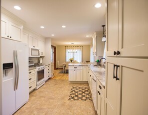 Fridge, microwave, oven, stovetop - Mission Springs Resort (Ashland)