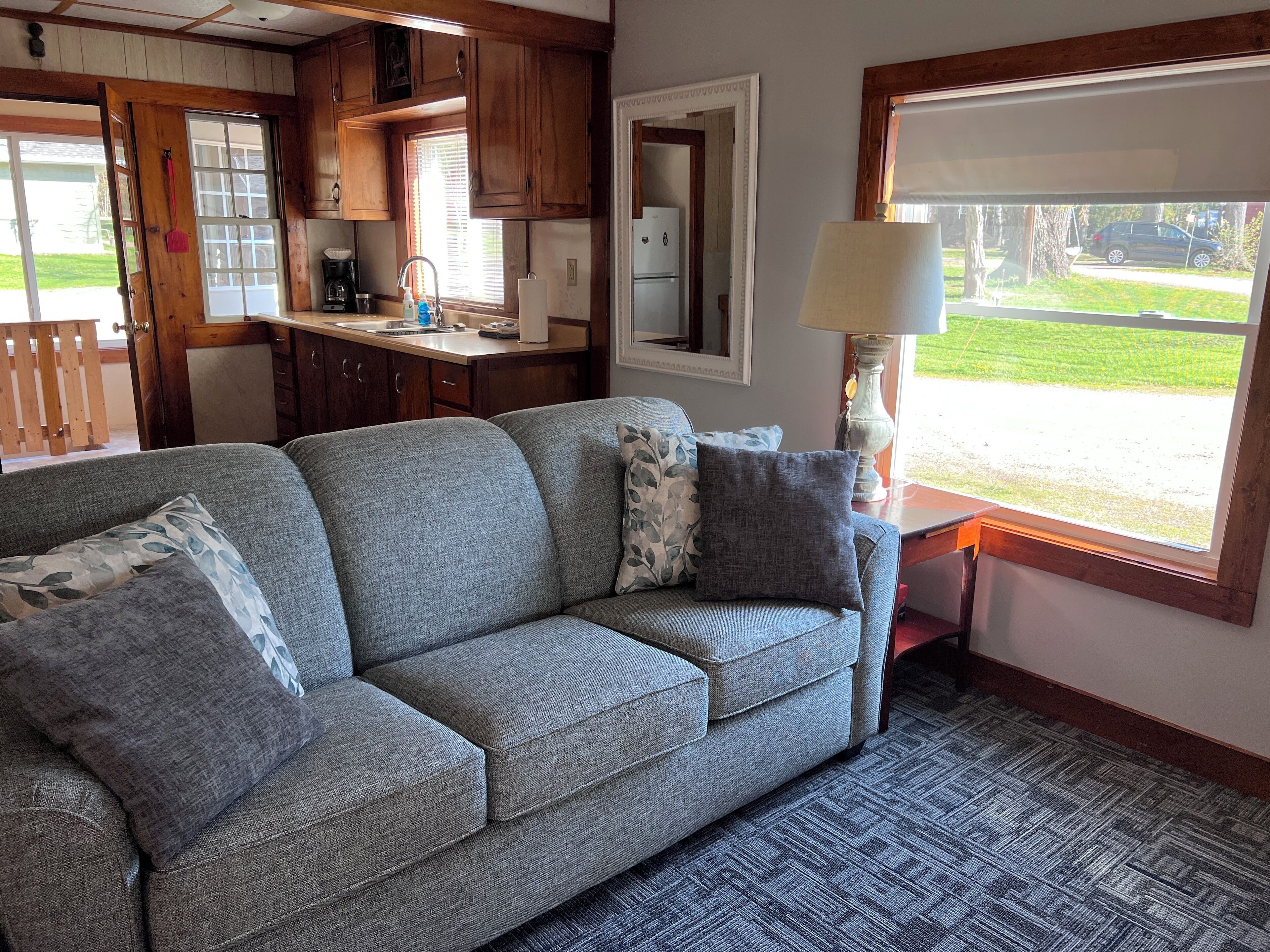 Familie cottage, 2 slaapkamers, uitzicht op tuin, aan het meer | Woonruimte | Een flatscreentelevisie en een dvd-speler