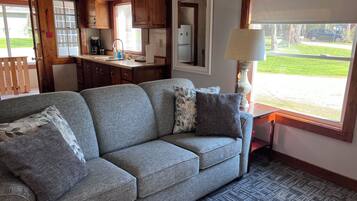 Familie cottage, 2 slaapkamers, uitzicht op tuin, aan het meer | Woonruimte | Een flatscreentelevisie en een dvd-speler