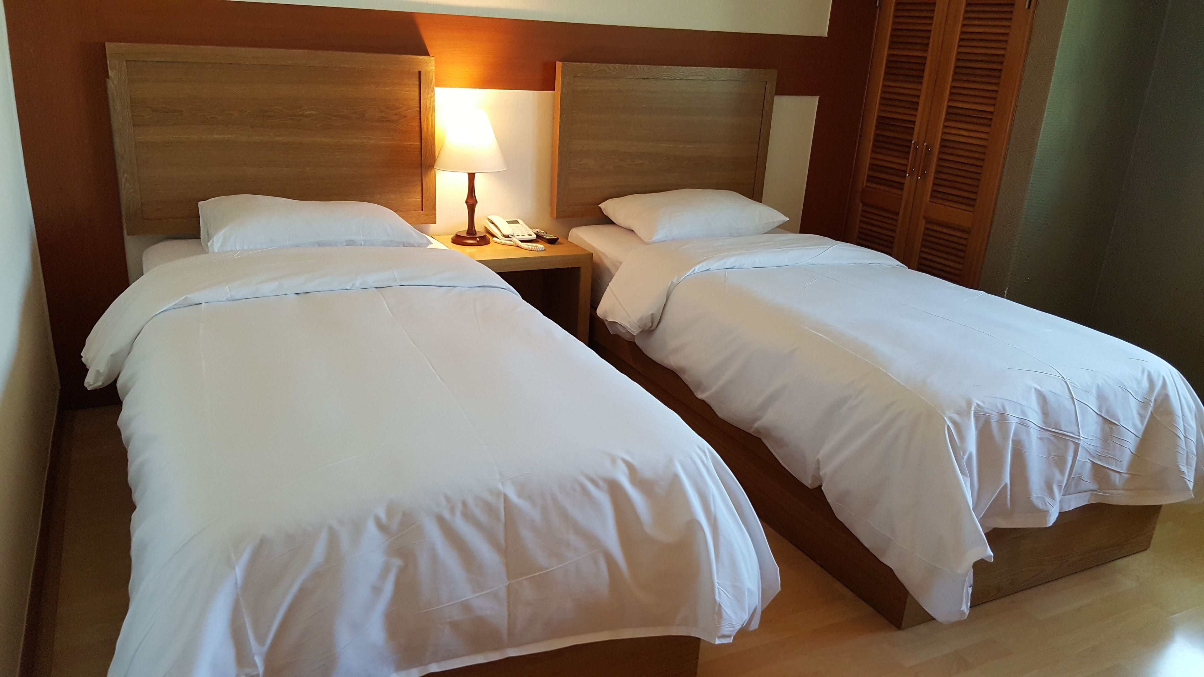 standard twin room | down duvets, blackout curtains, free wifi