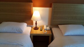 Deluxe-Zweibettzimmer | Daunenbettdecken, Verdunkelungsvorhänge, kostenloses WLAN