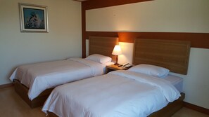 Deluxe-Zweibettzimmer | Daunenbettdecken, Verdunkelungsvorhänge, kostenloses WLAN