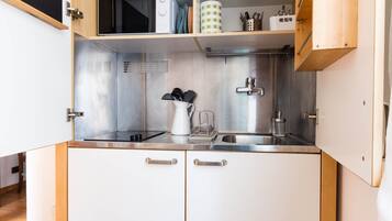 Frigorifero, microonde, forno, piano cottura