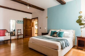 Senior-Suite, 1 Queen-Bett, Stadtblick (Quintuple) | Schreibtisch, schallisolierte Zimmer, Bügeleisen/Bügelbrett, Babybetten