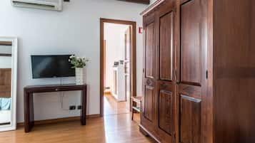 Una scrivania, insonorizzazione, ferro/asse da stiro