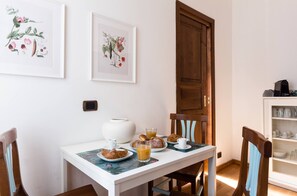 Senior Suite, 1 Queen Bed, City View (Quintuple) | Living area | LCD TV - Torripa Group - Trastevere (Rome)