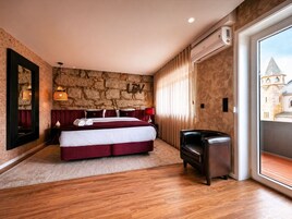 Estudio, balcón (Double) | Espacio para trabajar con un portátil y cunas gratuitas