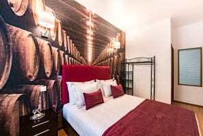 Habitación doble | Espacio para trabajar con laptop, cunas gratuitas y camas extra 