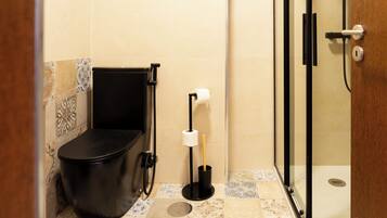 Un baño pequeño con inodoro, ducha y soporte para papel higiénico.