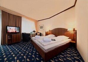 Meja kerja, tempat tidur bayi gratis, dan tempat tidur lipat/tambahan