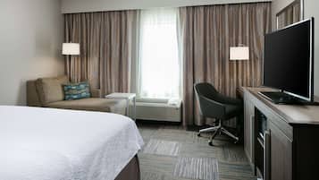 Minibar, safe på rommet, skrivebord og strykejern/-brett