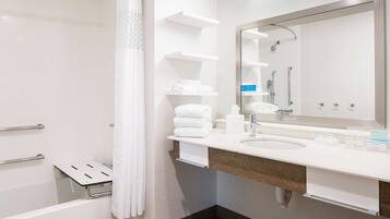 Combined shower/tub, hair dryer, towels