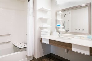 Bañera con ducha, secador de pelo, toallas