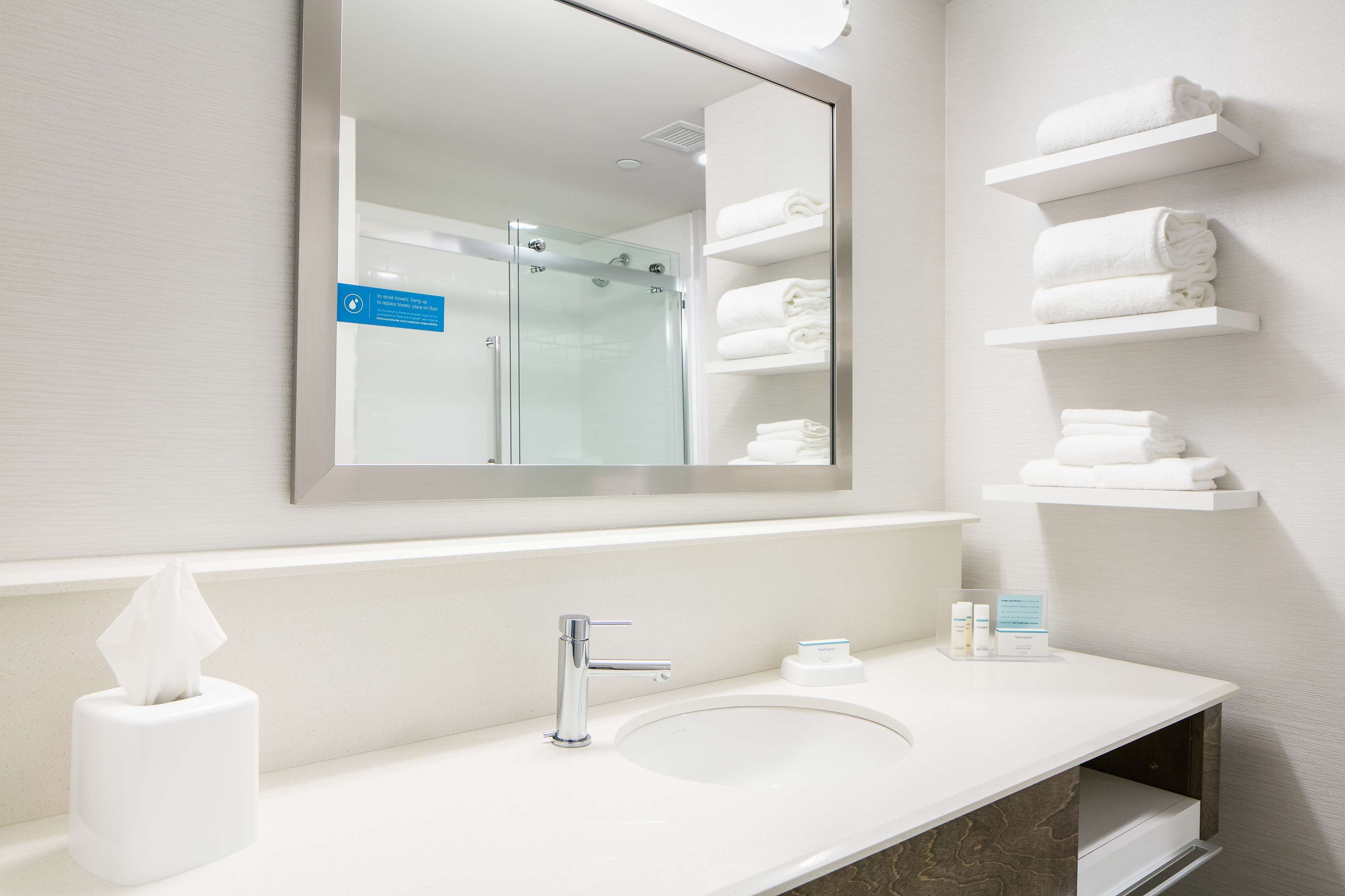 combined shower/bathtub, hair dryer, towels