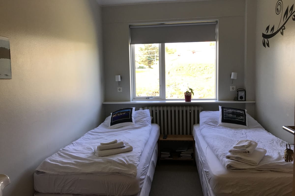 Double or Twin Room, Shared Bathroom | Kalis bunyi, cadar katil
