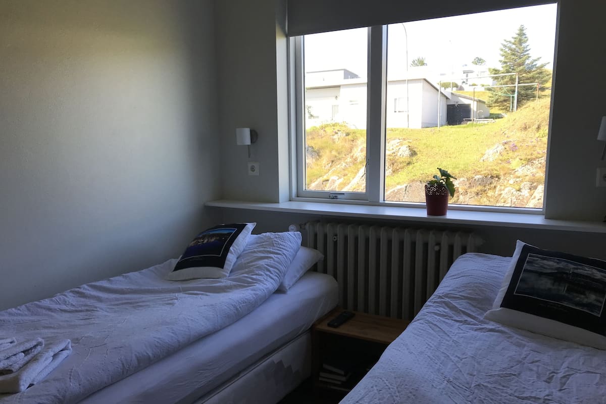 double or twin room, shared bathroom | soundproofing, bed sheets