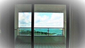 Une pièce dotée d’une grande fenêtre donnant sur une vue imprenable sur la côte.