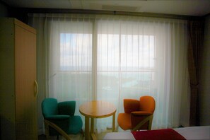 Habitación con 2 camas individuales, vista al océano | Terraza o patio