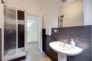 Standard Double Room (Private External Bathroom) | Bathroom | Hair dryer, towels