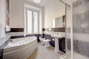 Suite | Badeværelse | Hårtørrer, håndklæder