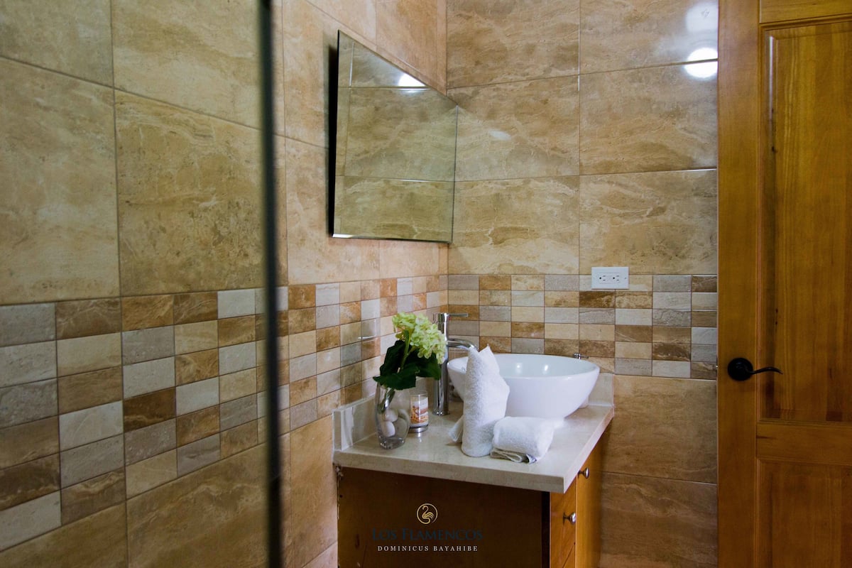 Studio Apartment Private Beach | Bathroom | Shower, hair dryer, towels