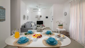 Familiesuite, 2 queensize-senger | Oppholdsområde | Flatskjerm-TV