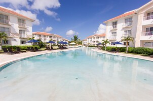 Een buitenzwembad en ligstoelen