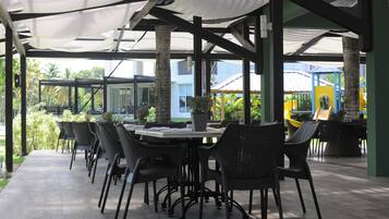 2 restaurants, lunch, dinner served; international cuisine