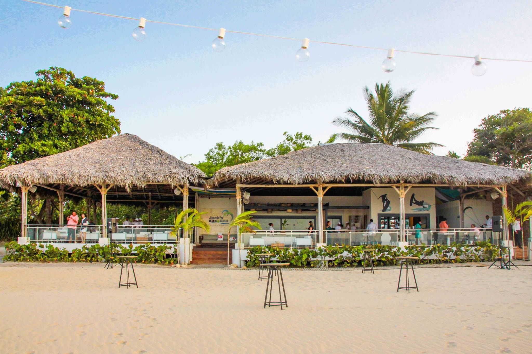 2 restaurants; lunch and dinner served