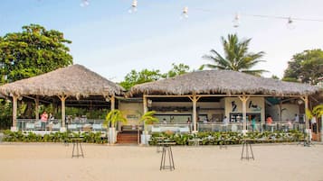 2 restaurants; lunch and dinner served